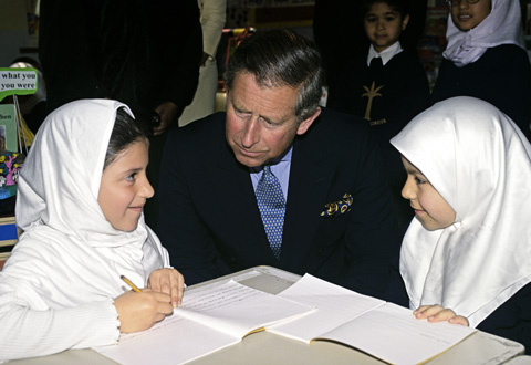 أمير يزور المدرسة الإسلامية